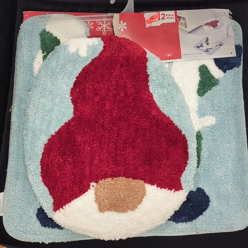 NWT Christmas Gnome Bath Rug Set